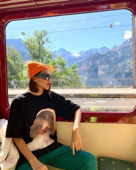 Sốc Kỳ Duyên và Minh Triệu cởi áo khoe bikini trên đỉnh núi Thuỵ Sĩ lạnh âm độ C tự trừng