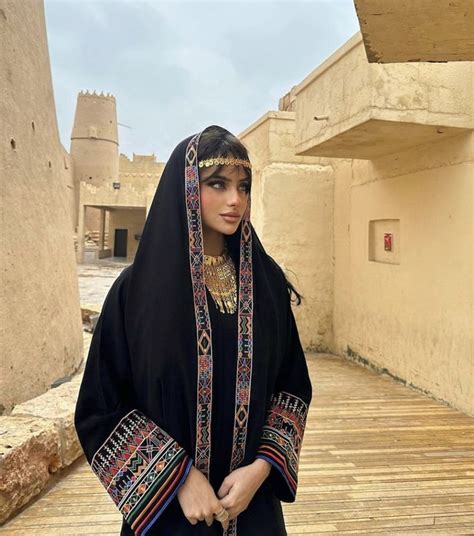 Pin By Anabia Hashmi On Random Arab Fashion Abayas Fashion Arabian