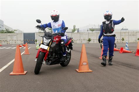 FOTO Pelatihan Aman Berkendara Di AHM Safety Riding Training Center