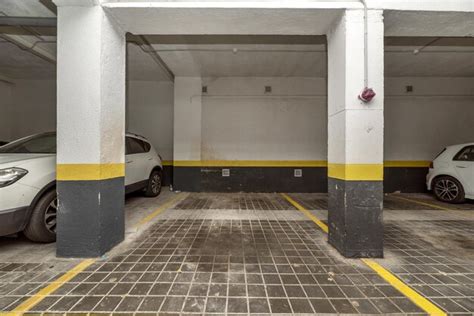 Plazas De Aparcamiento Delimitadas Con Pintura Amarilla En La Planta