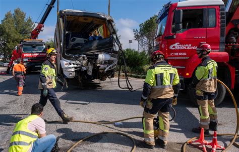 Una Mujer Fallecida Y 38 Heridas Al Volcar Un Bus De Temporeras En