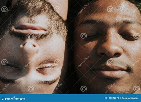 Pares Gay Que Duermen En El Sol Foto De Archivo Imagen De Fechado Momento 125322370