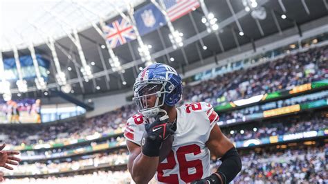 Rb Saquon Barkley Suffers Shoulder Injury Vs Packers