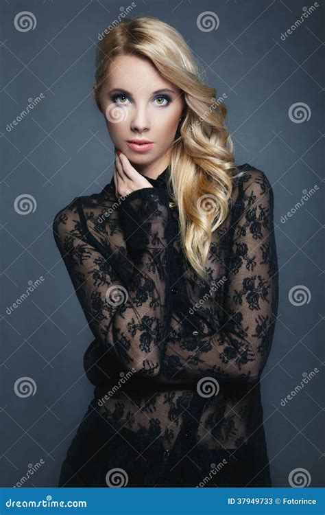 Portrait De La Belle Blonde Dans Le Studio Image Stock Image Du Frais