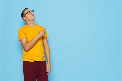 Hombre Con Gafas Apuntando Hacia El Lado Foto Premium