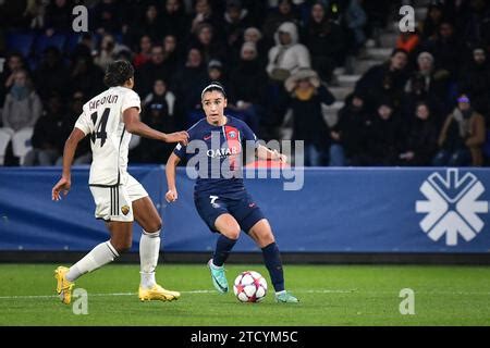 Sakina Karchaoui defensora del Paris Saint Germain pelea por el balón