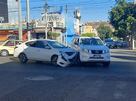 Chocan en cruce de semáforo por no respetar el rojo Noticias de Querétaro