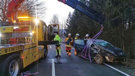 Bilder vom Unfallort Auto überschlägt sich auf St2104 bei Saaldorf