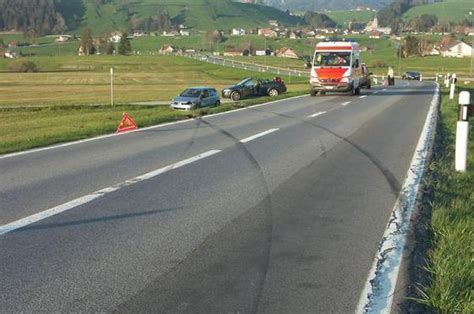 Ein Auto überschlägt sich bei Selbstunfall