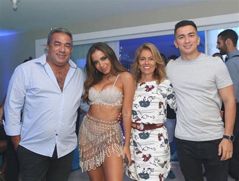 Cantora Anitta revela estupro na adolescência cama cheia de sangue