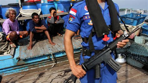 Foto Ini Cara Polisi Air Hadapi Maling Ikan Di Laut RI