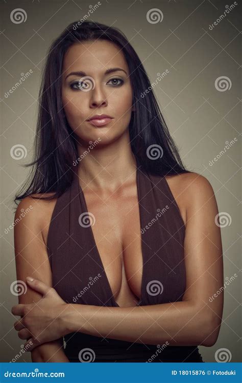 Ragazza Del Brunette In Vestito Marrone Fotografia Stock Immagine Di Sicuro Persona