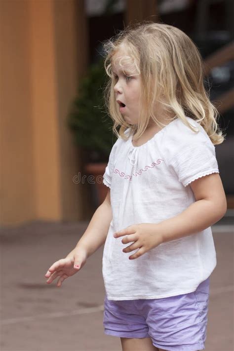 Het Blonde Meisje Spelen Stock Foto Image Of Verrassing 55696938