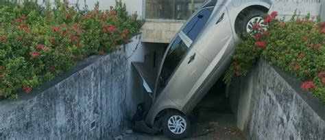 Motorista Perde Controle De Carro Bate Em Poste E Cai Na Entrada De