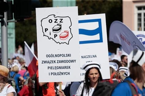 Piel Gniarki Protestuj Przed Sejmem W Manifestacji Bierze Udzia