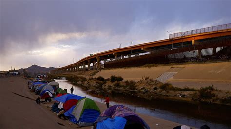 Desalojan el campamento improvisado en Ciudad Juárez donde migrantes