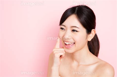 【頬に指を当てた若い女性】の画像素材 31193455 写真素材ならイメージナビ