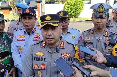 Warga Kediri Perhatikan Polisi Gelar Operasi Zebra Semeru Selama 14 Hari