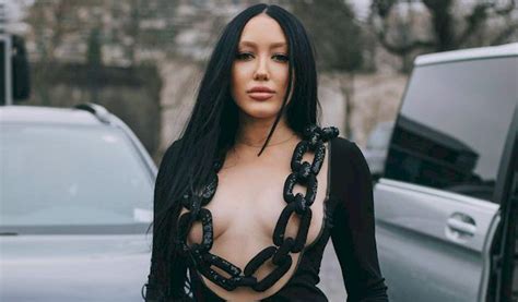 Noah Cyrus Wearing A Chain To Paris Fashion Week The Nip Slip