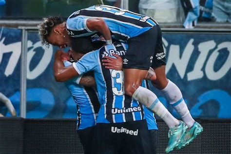 Grêmio bate Inter no último lance e se torna o único invicto do Gaúcho