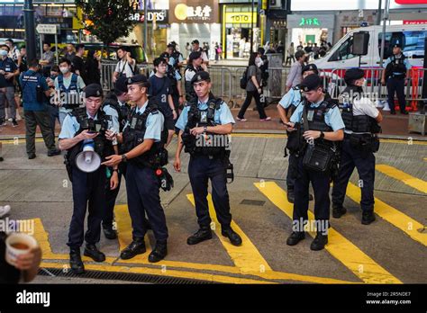 Los Agentes De Polic A Se Paran En La Calle De Causeway Bay De Junio