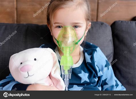 Enfant Asthmatique Utilisant Masque Respiratoire Tenant Jouet Doux