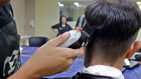 Diplomado En Barber A Estudiantes Aprenden T Cnicas Modernas De Corte