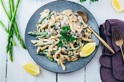 Cremige Pasta Mit Gr Nem Spargel Und Champignons Min