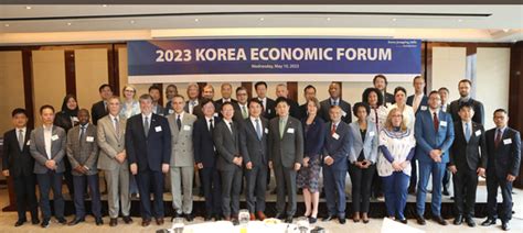 Members of the diplomatic corps in Korea and Korean defense companies pose with keynote speakers ...