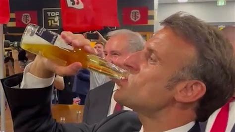 Emmanuel Macron encore surpris en train de boire une bière cul sec en