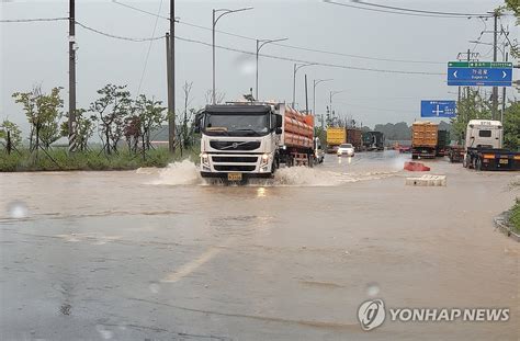 침수된 당진시 송악읍 산업단지 도로 연합뉴스