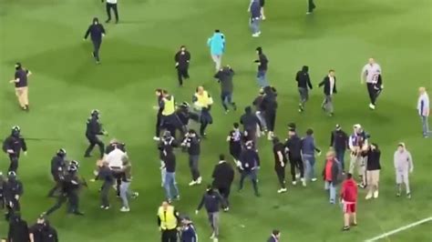 Aficionados del Espanyol invaden el campo para evitar la celebración