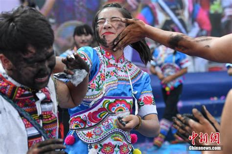 云南丘北举办“花脸节” 千人相互抹脸送祝福 新闻中心 中国网