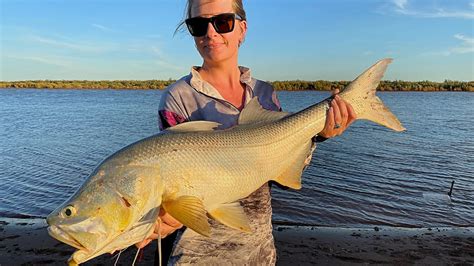 THE HUNT EP 8 CATCHING THREADFIN SALMON HOW TO KEEP YOUR BAIT ALIVE