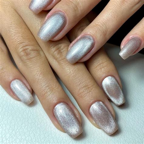 Ongles effet velours la dernière tendance nail art à essayer