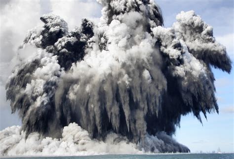 Underwater Volcano Erupts in Pulses