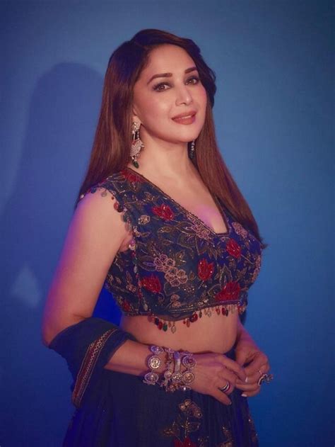 Madhuri Dixit Shares Her Sizzling Look In Blue Lehenga माधुरी दीक्षित के देसी लुक ने किया