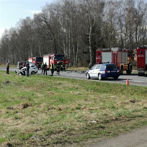 Tragiczny wypadek na DW 352 Zderzyły się trzy samochody Jedna osoba