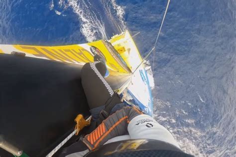 Vendée Globe Arnaud Boissières joue les équilibristes en haut de son mât