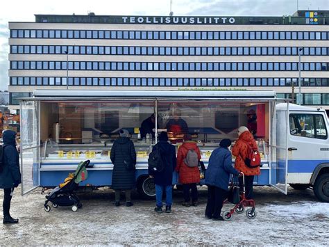 Hakaniemen Torin Viimeinen Kalakauppias Lopettaa Lauantaina