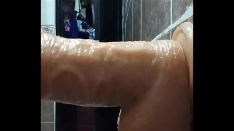 Anal en el baño con dildo mosnter XVIDEOS