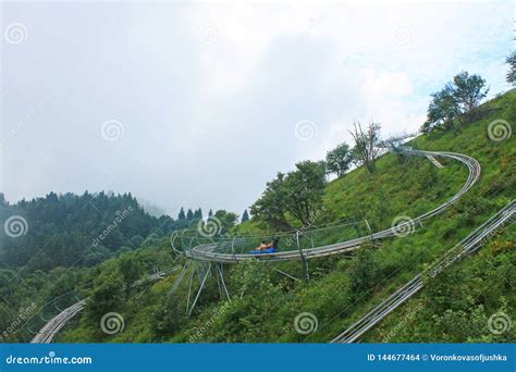 Toboggan Na Montagem Mottarone It Lia Foto De Stock Imagem De Povos