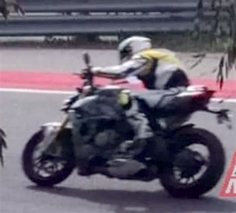 Ducati V Versi Naked Akhirnya Terfoto Mengupas Soal Motor