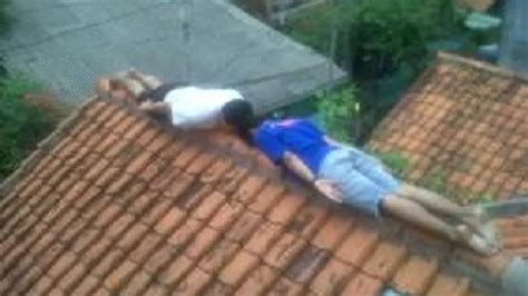 Kelakuan Orang Tidur Di Atas Atap Rumah Ini Nyeleneh Banget Hot