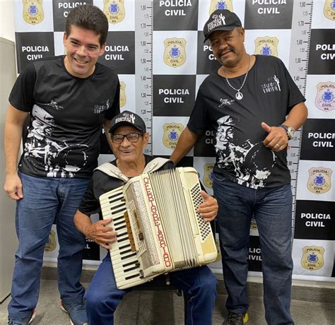 Sanfona presenteada por Luiz Gonzaga volta para músico de Feira de