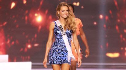 Amandine Petit Sexy Dans Un Bikini Triangle Et Culotte Cut Out Femme Actuelle Le Mag