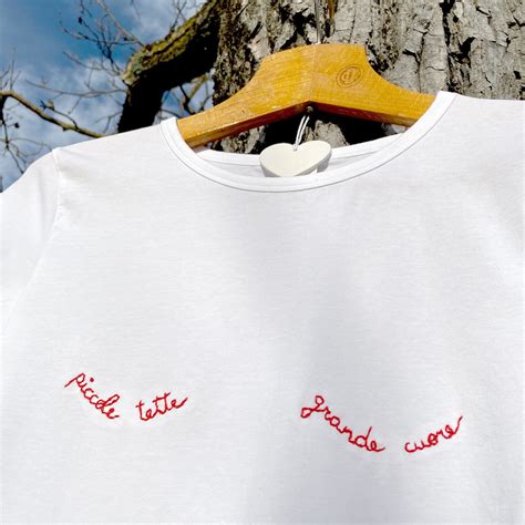 Piccole Tette Grande Cuore Tshirt In Cotone Con Ricamo Rosso Small Tits Big Heart Cotton T