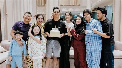 Intip 7 Gaya Pacaran Azriel Hermansyah Dan Sarah Menzel Siap Nikah