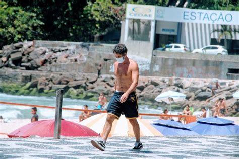 Aos Anos Eriberto Le O Fotografado Sem Camisa E Chama Aten O