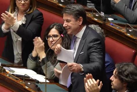 Salario Minimo Caos In Aula Le Opposizioni Ritirano La Firma Conte